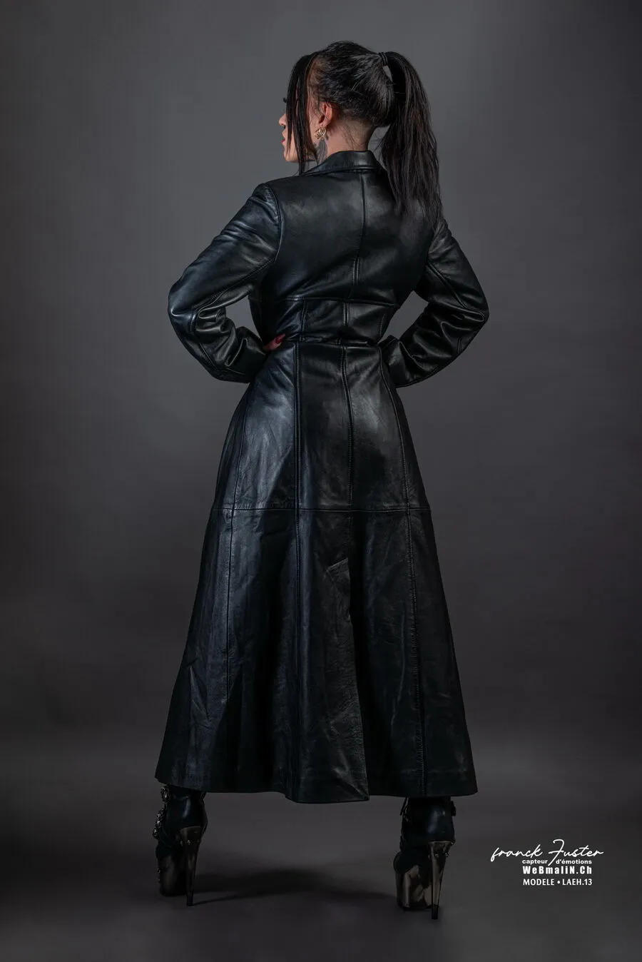 DISCOBOLE Long Manteau Gothique Cuir Femme 6 DISCOBOLE Long Manteau Gothique Cuir Femme – Image 4