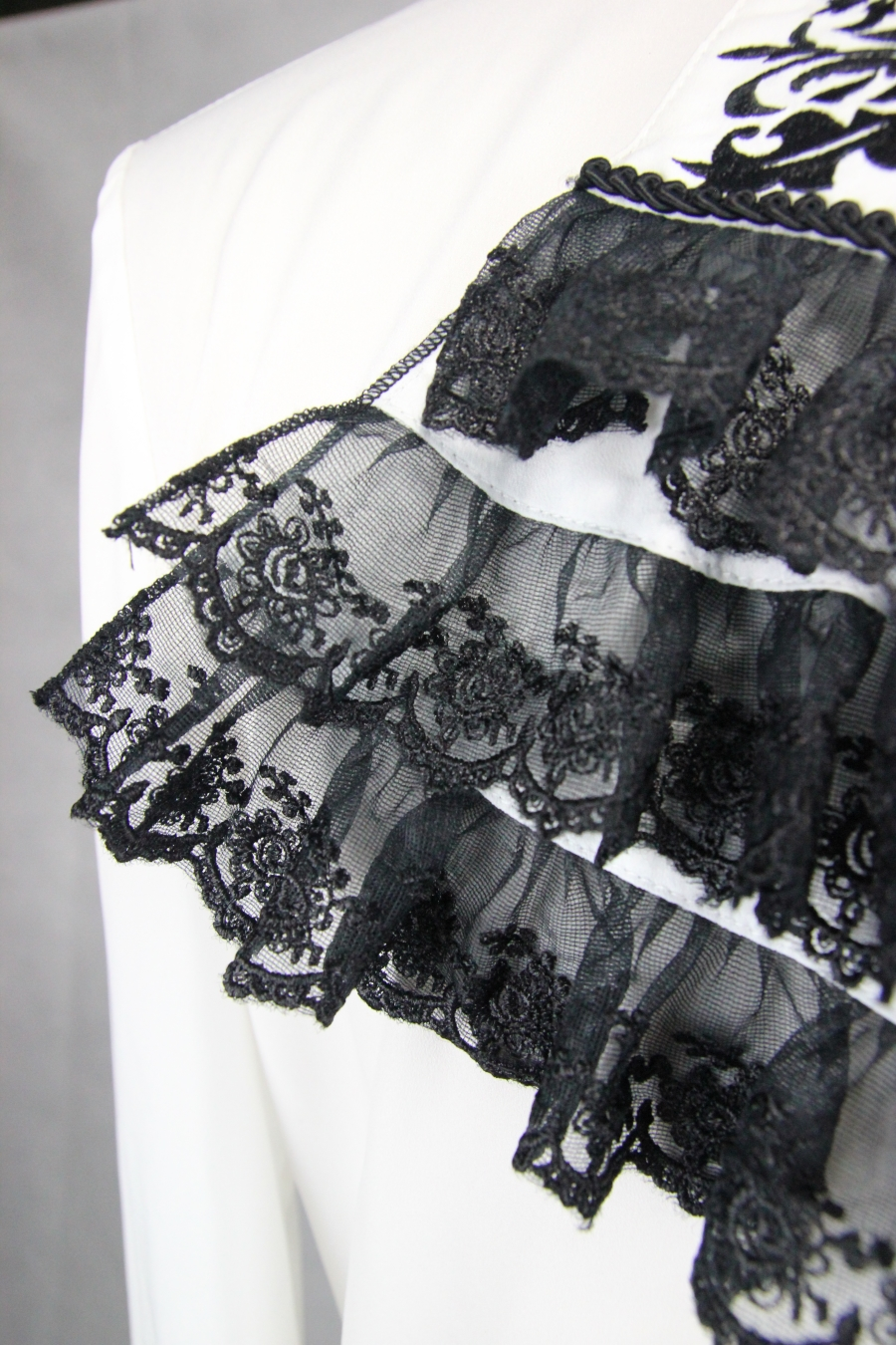 DEVIL FASHION Chemise Gothique Blanche à Jabot 8 DEVIL FASHION Chemise Gothique Blanche à Jabot – Image 6